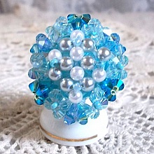 Bague C&eacute;leste avec des facettes, des perles nacr&eacute;es et des toupies en cristal